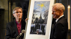 - En særdeles verdig prisvinner, sa biskop Tor Singsaas da han delte ut den første «Biskop Arne Fjellbus kirke- og samfunnspris» til Jan Egeland. (Alle foto: Magne Vik Bjørkøy)