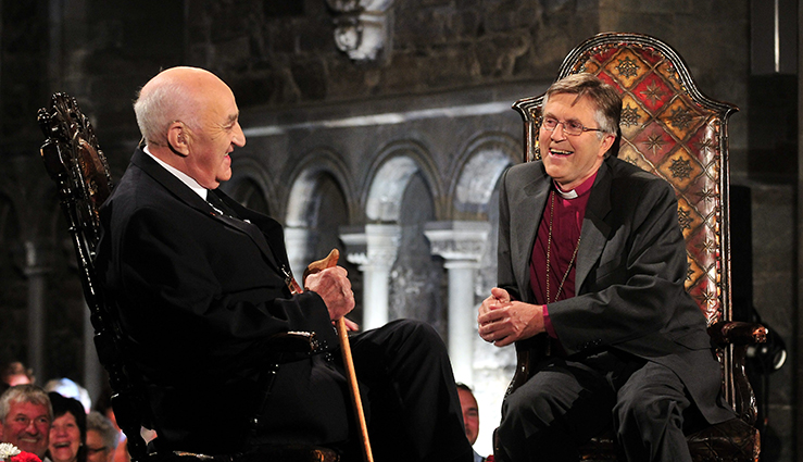 Samtalene i Nidarosdomen under Olavsfestdagene, ble et varemerke for biskop Tor. Her i munter passiar med Joralf Gjerstad i 2009. (Foto: Ned Alley, Scanpix)