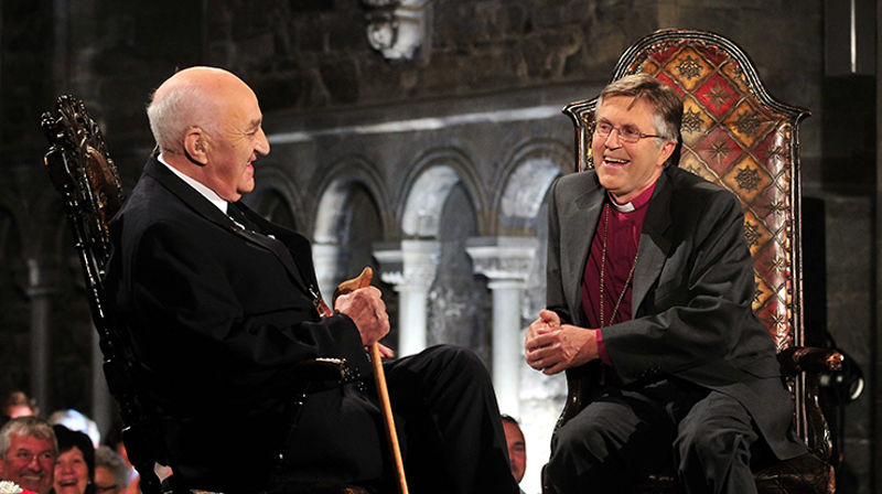 Samtalene i Nidarosdomen under Olavsfestdagene, ble et varemerke for biskop Tor. Her i munter passiar med Joralf Gjerstad i 2009. (Foto: Ned Alley, Scanpix)