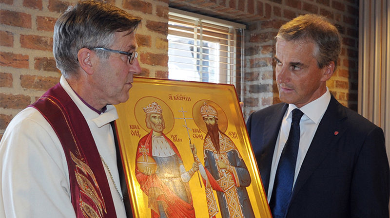 Biskop Tor Singsaas møter daværende utenriksminister Jonas Gahr Støre under åpningen av Olavsfestdagene 2011, bare seks dager etter terrorangrepet på Utøya. De var to ledere i en nasjon som sto sammen i sorgen. (Foto: Ned Alley, Scanpix)