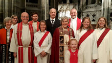 Medvirkende under vigslingsgudstjenesten i Nidarosdomen. Bak fra venstre: Bente Husom, domprost Ragnhild Jepsen, Steinar Hov og prost Nils Åge Aune. Foran fra venstre: Anne Karin Apalseth, sokneprest Skule Bjørnstad, diakon Marit Stene Alstad, biskop Herborg Finnset, Eirin Moxness, diakon Hanne Moxness og diakon Kaarina Kauppila.