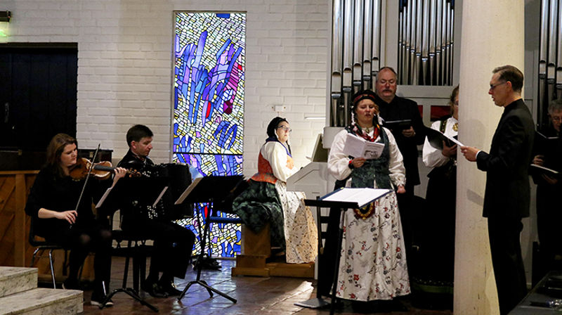 Under folkemusikkgudstjenesten i Steinkjer kirke kunne en både nyte Weidemanns kunst og høre folkemusikk i ord og toner. Fra venstre: Edit Johansen, Svein Kåre Haugen, kantor Kristin Eek og deler av koret som var med. Helt til høyre: Kantor og dirigent Rudof de Beer. (Alle foto: Arne Opdal)