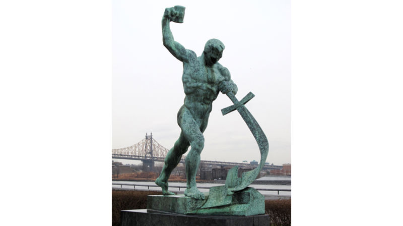 En bronseskulptur (Let Us Beat Swords Into Ploughshares) av den sovjetiske kunstneren Evgeny Vuchetich. Ble gitt i gave av Sovjetunionen i 1959 til FN`s hovedkvarter i New York.