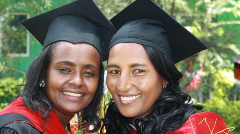 Elisabeth fra Boji (til høyre) er master i teologi. Her sammen med Worknesh fra Begi. (Foto: Klaus-Christian Küspert, NMS)