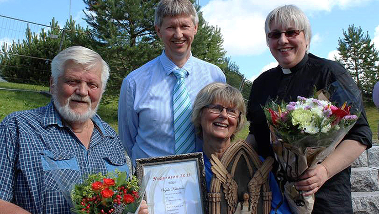 Fra utdelingen av Nidarosen i 2015. Fra venstre: Søren Skagemo, leder Nærøy menighetsråd, Bertil Jönsson fra juryen, prisvinner Vigdis Kutschera og sokneprest i Kolvereid Brit Karin Theimann.(Foto: Iren Sæter Flasnes)