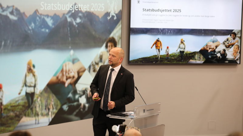 Mandag 7. oktober presenterte finansminister Trygve Slagsvold Vedum (Sp) regjeringens forslag for statsbudsjett 2025, for fremmøtte fra pressen. Foto: Celine Lyse Augdal/Finansdepartementet