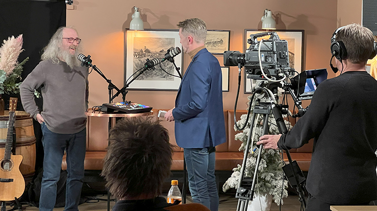 Arnfinn Strømmevold (t.v) i «På trua laus» LIVE fra Bergstadens hotell i Røros, i samtale med programleder Magne Vik Ravndal. 