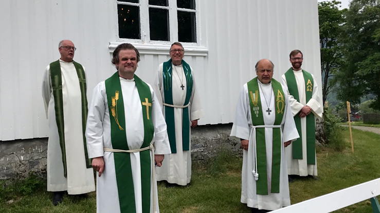 Medvirkende under avskjedsgudstjenesten i Hemne. Fra venstre: Jon Nilsen, Jarle Bryne, Dagfinn Thomassen, Bertel Aasen og Fredrik Danielsen.