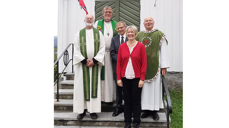 Mange ville takke sokneprest Gustav Schmidt (fra høyre) og menighetspedagog Eirunn Johansen i Hemne kirke, blant annet sokneprest i Snillfjord Jon Nilsen (fra venstre), prost Dagfinn Thomassen og organist Jostein Selnes.