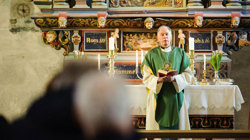 Avtroppende prost i Stjørdal prosti, Dagfinn Slungård, føler seg hjemme i Værnes kirke. Her ble han døpt for 65 år siden, og her avsluttet han som prost. Nå fortsetter prestelivet som prostiprest. (Alle foto: Trygve Thorsen)