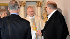 Musikk-kameratene Villy Kvernmo (t.v med ryggen til) og Bjørn Arild Aksnes takket Nils Åge Aune etter avskjedsgudstjenesten i Stiklestad kirke. Helt til venstre: Biskop Herborg Finnset (Alle foto: Magne Vik Bjørkøy)