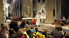Biskop Tor og Laura Maria (5) gikk fra øst til vest i den store Nidarosdomen, og tente lys for barnehagebarna. (Alle foto: Magne Vik Bjørkøy)