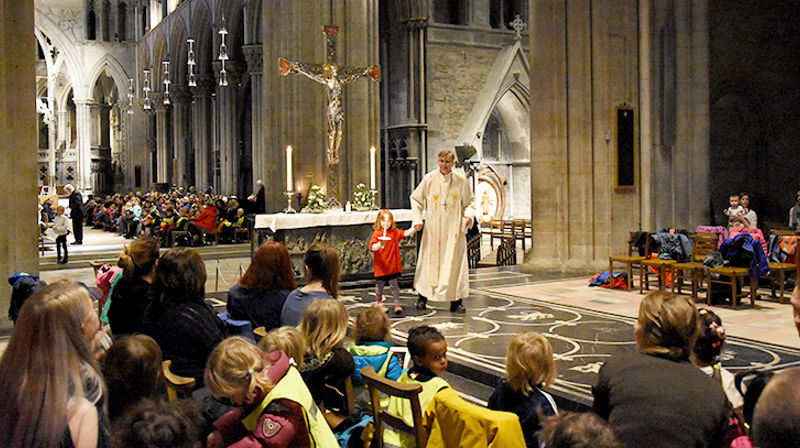 Biskop Tor og Laura Maria (5) gikk fra øst til vest i den store Nidarosdomen, og tente lys for barnehagebarna. (Alle foto: Magne Vik Bjørkøy)