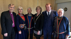 Fra utdelingen av Kongens fortjenestemedalje i Snåsa. Fra venstre: Biskop Tor Singsaas, Anne-Grethe Leine Bientie, medaljevinner Bierna Bientie, Snåsa-ordfører Tone Våg, fylkesmann Inge Ryan og leder av samisk menighetsråd i sørsamisk område Sigfred Jåma.