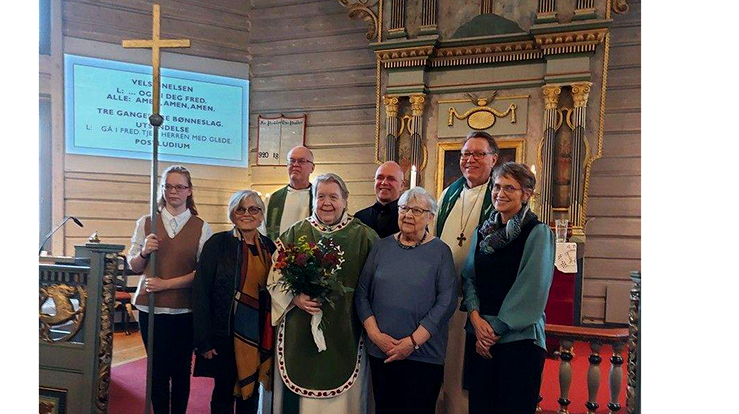 Medvirkende under innsettelsesgudstjenesten i Hemne kirke. Fra venstre: Klokker Astri Væge, leder i Hemne menighetsråd Jorunn Tøndel, sokneprest Jon Nilsen, Birgith Østnes, kantor Bjørn Leifsson, Maria Stolsmo, prost Dagfinn Thomassen og leder i Heim menighetsråd Maryann Espeland. 