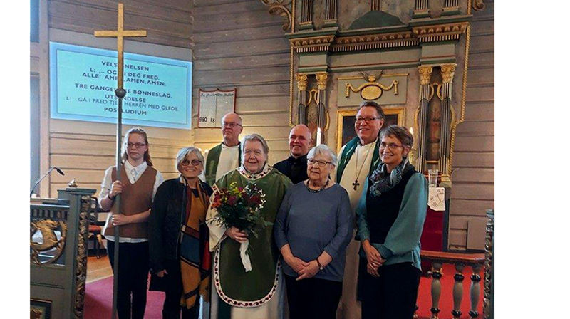 Medvirkende under innsettelsesgudstjenesten i Hemne kirke. Fra venstre: Klokker Astri Væge, leder i Hemne menighetsråd Jorunn Tøndel, sokneprest Jon Nilsen, Birgith Østnes, kantor Bjørn Leifsson, Maria Stolsmo, prost Dagfinn Thomassen og leder i Heim menighetsråd Maryann Espeland.