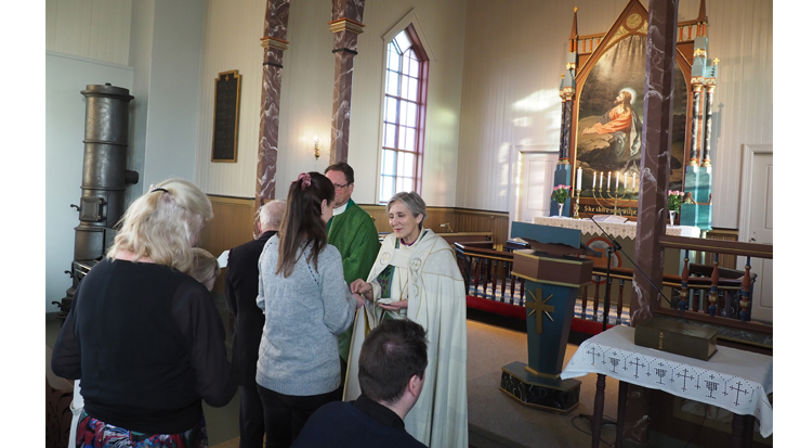 Biskop Herborg Finnset og sokneprest Lars Sperre delte ut nattverd under morgengudstjenesten i Agdenes kirke. (Alle foto: Olav Dahle Svanholm)