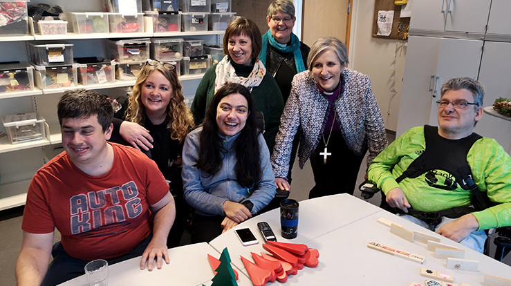 Biskop Herborgs besøk på Melhus arbeidssenter ble et av mange møter med sosialt og diakonalt arbeid i Melhus. Bak på bildet står også diakon Tone Njøs (lyst skjerf) og sokneprest Merete Sand (blått skjerf). (Foto: Øystein Flø)