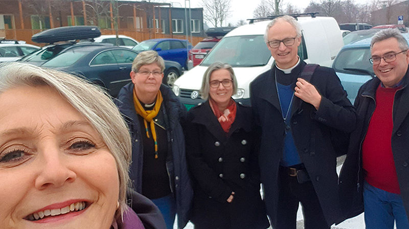 Visistasfølget på vei inn til Melhus videregående skole, fanget av biskopens eget mobilkamera. Fra venstre: Biskop Herborg Finnset, sokneprest Merete Sand, kateket Sonja Bruholt, prost Øystein Flø og kirkefagsjef Inge Torset.