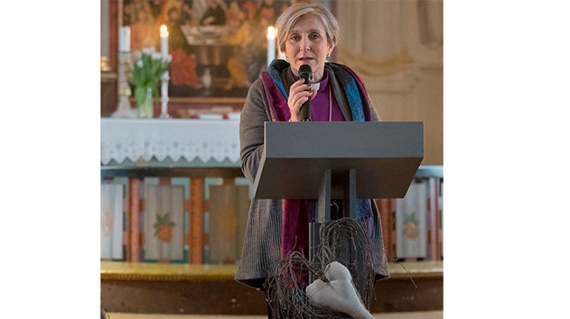Biskop Herborg Finnset under morgenbønnen i Klinga kirke. (Foto: Ole Morten Olufsen)