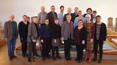 Biskop og medarbeidere sammen under bispevisitasen i Strinda, Strindheim og Berg sokn. Bak fra venstre: Menighetspedagog Øystein Sørensen, sokneprest Trond Roland, kantor Endre Lorentzen, prost Nils Åge Aune, kateket Odd Erik Stendahl, diakonimedarbeider Randi Torset, kirketjener Siv Todahl og diakon Ingunn Synnøve Bøe. Foran fra venstre: Kapellan Børre Rindal, kateket Torunn Stavik Karlsen, avdelingsleder Jarle Jacobsen, daglig leder Lise Brækken, sogneprest Lise Martinussen, biskop Herborg Finnset, menighetsforvalter Rigmor Hølmo, sokneprest Bergljot Svanholm og diakonimedarbeider Silja Kiplesund. (Foto: Inge Torset)