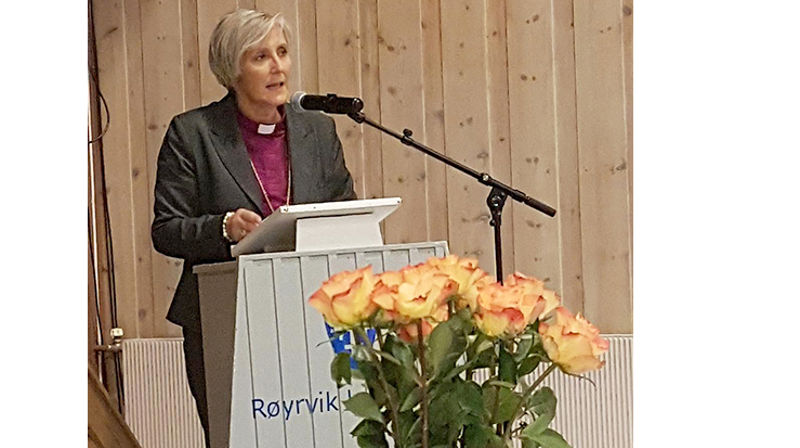 Gleden og kjærligheten over å samles og over lokalkirka, sitter igjen som inntrykk etter bispevisitasen i Namsskogan, Røyrvik og Lierne. Her holder biskop Herborg sitt visitasforedrag i Røyrvik samfunnshus. (Alle foto: Inge Torset)