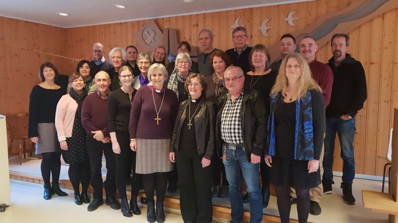 Biskop Herborg Finnset og prost Brita Hardeberg sammen med de kirkeansatte i Indre Fosen, på bispevistasens første dag. (Foto: Inge Torset)