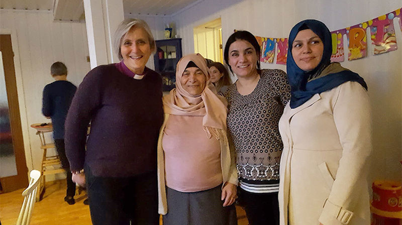 Biskop Herborg Finnset sammen med fornøyde deltagere på Torsdagsklubben i Rissa.