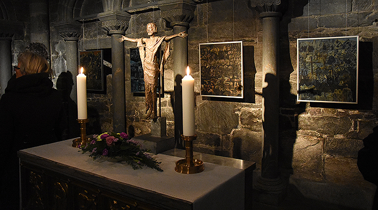 Håkon Blekens bilder fyller hver av de 14 buegangene i Kvinnenes minnekapell. Samtidig med kunstnerens lidelseshistorie, minner Kristofer Leirdals Kristus-figur på alteret om oppstandelsen. (Alle foto: Magne Vik Bjørkøy)