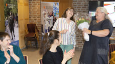 Leder i Nidaros stift av Det Norske Diakonforbund, Sissel Håve Smørvik, takket og overrakte blomster til avtroppende diakonrådgiver Britt Arnhild Wigum Lindland. (Foto: Magne Vik Bjørkøy)