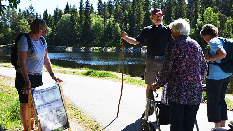 Pilegrimsprest Einar Vegge ledet an i pilegrimsvandringen ved Haukvatnet. (Alle foto: Britt Arnhild Wigum Lindland)