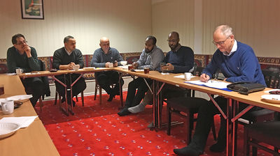 Prost Øystein Flø (til høyre) under et av møtene i den muslims-kristne dialoggruppa i Trondheim.