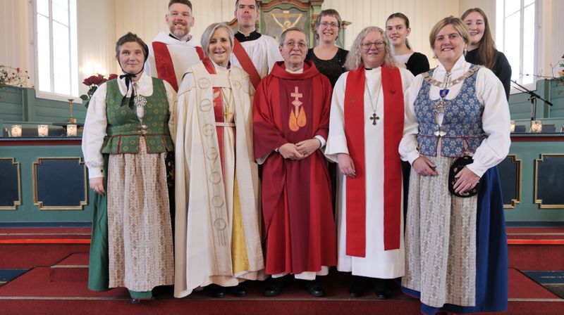 DELTAKERE: Biskop Herborg Finnset, prost Christine Waanders i Stiklestad prosti, sokneprest Gunnar Einar Steingrimsson i Egge, kantor Kristin Eek, kantor Wout Bosschaart, undervisningsleder Marte Cicilie Mæhre, menighetspedagog Anne Lise Voll og orgelelevene Hanna Alexandersen (t.v) og Johanne Fredly (t.h) sammen med ordfører Anne Berit Lein i Steinkjer kommune.