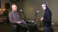 Pastor og farmen-kjendis Erlend Indergaard (t.v) er en av de 26 gjestene som har vært på besøk i «På trua laus» hos programleder Magne Vik Ravndal.