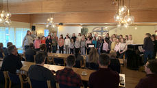 Drøyt 30 sangere fra Vivace gjorde et sterkt inntrykk på kirkemusikerne i Nidaros. Koret dirigeres av kantor Siv Anette Lorentzen (til venstre) i samarbeid med kantorene Bjørn Alexander Bratsberg og Silje Vang Pedersen (til høyre på bildet). (Foto: Magne Vik Bjørkøy)