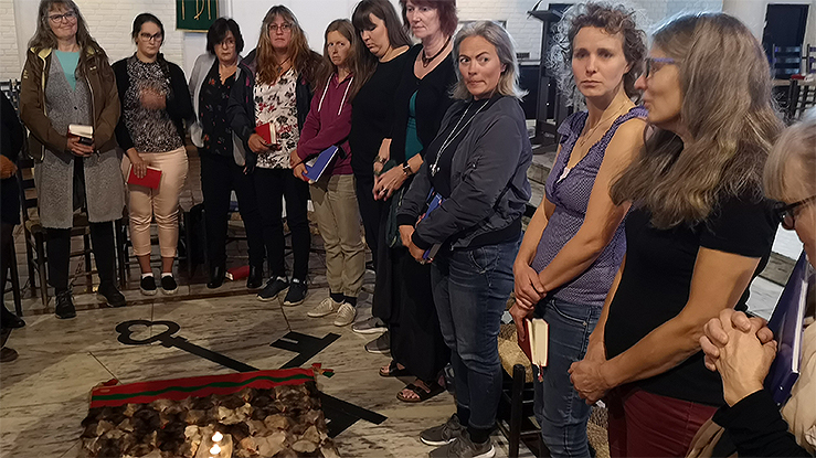 Rådgiver ved bispedømmekontoret Vigdis Aanderaa Aakre (t.h) og kirkeansatte fra Nidaros fikk et verdifullt innblikk i trosopplæring på samisk under fagdagen i Steinkjer. (Alle foto: Øystein Sørensen)