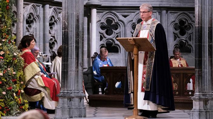  - I kirken tilber vi Kristus som forsoner. Jesus ber oss forsone oss med hverandre, sa preses Olav Fykse Tveit under festgudstjenesten i Nidarosdomen. (Foto: Ned Alley, NTB/Scanpix)