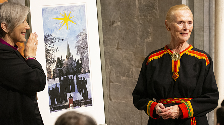 Som leder av prisjuryen, kunne biskop Herborg Finnset dele ut årets Fjellbu-pris til Gerd Fleischer (Foto: Magne Vik Bjørkøy)