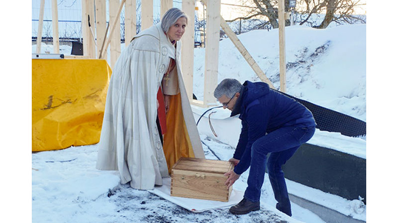 Biskop Herborg Finnset legger ned grunnsteinen for nye Rørvik kirke sammen med kirkeverge i Vikna Svein Kåre Johansen. (Alle foto: Inge Torset)