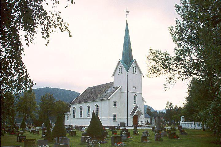 Hommelvik kirke fra 1886 er sentralt plassert i sentrum av det gamle industristedet.