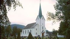 Hommelvik kirke fra 1886 er sentralt plassert i sentrum av det gamle industristedet.