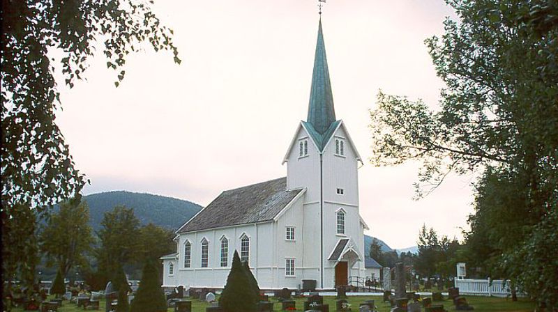 Hommelvik kirke fra 1886 er sentralt plassert i sentrum av det gamle industristedet.