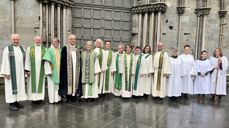Kristin Moen Saxegaard ble søndag innsatt som domprost i Nidaros. Her står den nyinnsatte domprosten med biskop i Nidaros domprosti og preses i Den norske kirke, Olav Fykse Tveit og prester og diakon i Nidaros domprosti.