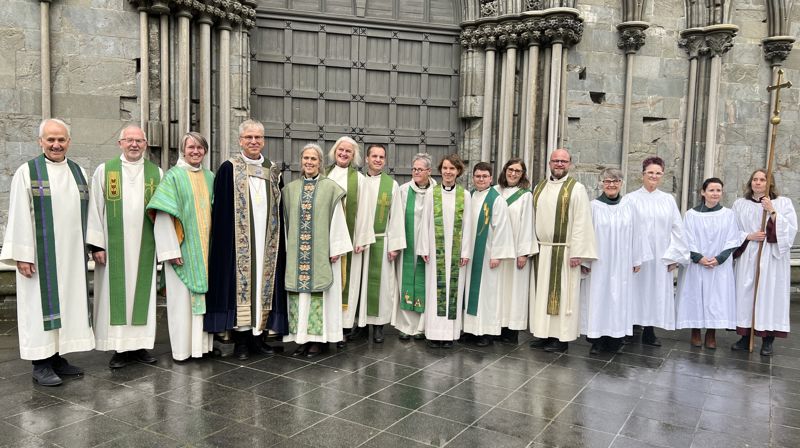 Kristin Moen Saxegaard ble søndag innsatt som domprost i Nidaros. Her står den nyinnsatte domprosten med biskop i Nidaros domprosti og preses i Den norske kirke, Olav Fykse Tveit og prester og diakon i Nidaros domprosti.