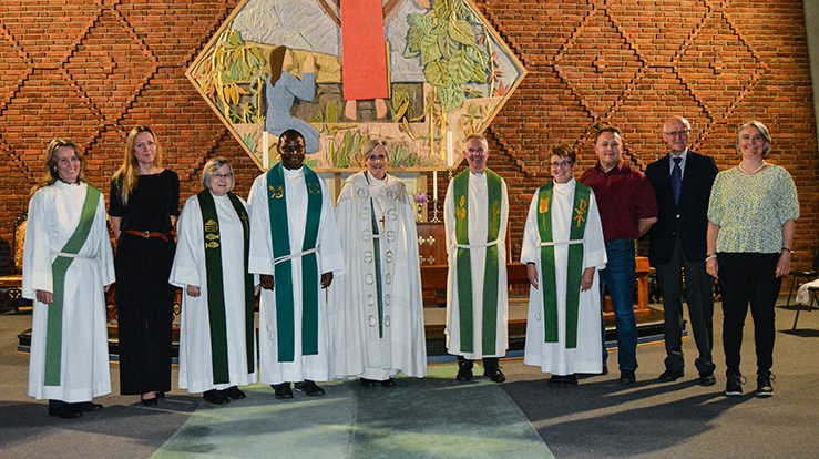 Medvirkende under innsettelsesgudstjenesten i Namsos kirke. Fra venstre: Diakon Astrid Angelus, kantor Elina Karpinska, sokneprest i Grong Inger-Fredrikke Trapness, sokneprest i Namsos Mark Akali, biskop Herborg Finnset, prost Frode Askekjæ, sokneprest i Fosnes Hilde Lundquist, Tore Strøm (menighetsrådet i Namsos), Kristian Erik Bakkland (tekstleser) og Elisabeth Moen Rørvik (tekstleser). (Foto: Jarle Holien)