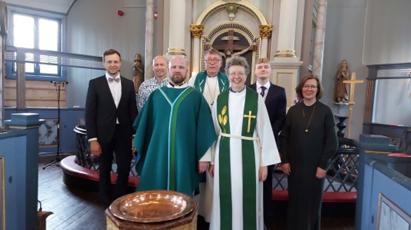 Steffen Torsteinsen Aune innsatt som ny sokneprest i Buvik, Børsa og Skaun i dag. Foran f.v.: Sokneprestene Steffen Aune og Wiebke Hummelgård Bak f.v.: Kantor Vincentas Linkevicius, menighetsrådsleder Andre Meldal, prost DT, klokker Sindre Grønning og diakoniarbeider Inger Synnøve Gjære.