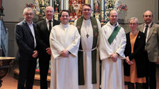 Medvirkende under innsettelsesgudstjenesten i Meldal kirke. Fra venstre: Kirkeverge Noralf Ljøkjel, leder i fellesrådet Jan Inge Holm, prestevikar/sokneprest Jonas Jensen Dahlberg, prost Dagfinn Thomassen, diakon Magne Krogsgaard, klokker Monica Hellem og leder i Meldal menighetsråd Hans Christian Borchenius. (Foto: Heidi Bjørkås Ljøkjel)