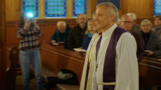 Prost Nils Åge Aune på vei inn i Strinda kirke. (Foto: Øystein Sørensen)
