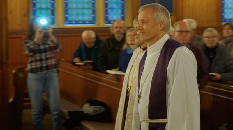 Prost Nils Åge Aune på vei inn i Strinda kirke. (Foto: Øystein Sørensen)