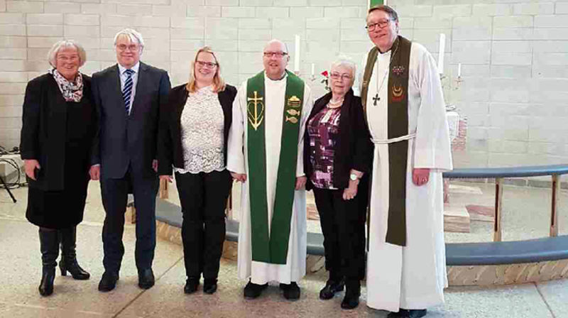 Dobbel innsettelse i Frøya, av både kantor og sokneprest. Fra venstre: Kirsti og Einar Kristiansen (foreldre til Anne Grete), kantor Anne Grete Øydna, sokneprest Knut Torfinn Øydna, Bjørg Elisabeth Øydna (mor til Knut Torfinn) og prost Dagfinn Thomassen. (Foto: Torfrid Karina Klungland)